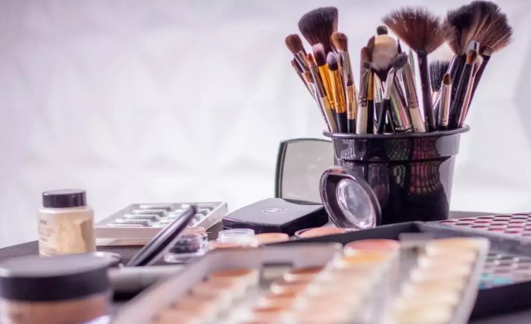 Cleaning and maintaining beauty tools
